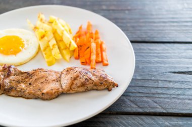 Ahşap arka plan üzerinde domuz eti biftek