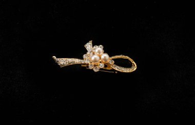 siyah arka plan üzerine broş