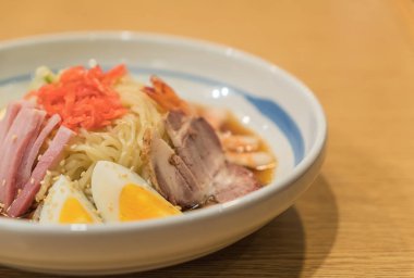 karides, jambon, domuz eti ve yumurta ile soğuk ramen