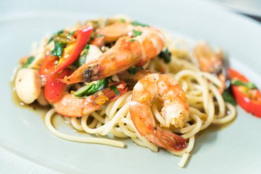 Acılı spagetti karides 