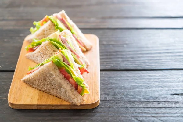 Panino su sfondo di legno — Foto Stock