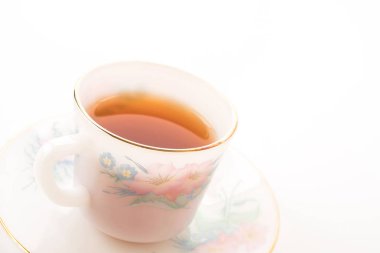 Beyaz arkaplanda çay fincanı