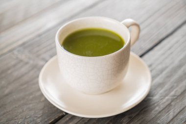 ahşap arka plan üzerinde sıcak matcha