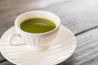 ahşap arka plan üzerinde sıcak matcha