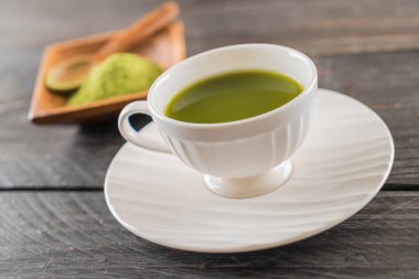 ahşap arka plan üzerinde sıcak matcha