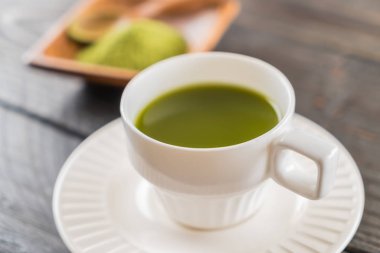 ahşap arka plan üzerinde sıcak matcha