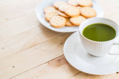 ahşap arka plan üzerinde sıcak matcha