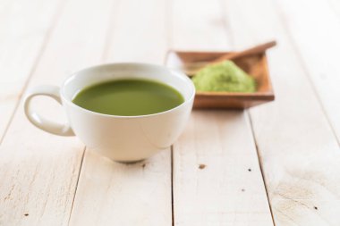 ahşap arka plan üzerinde sıcak matcha