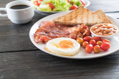 Kahvaltı ahşap masada