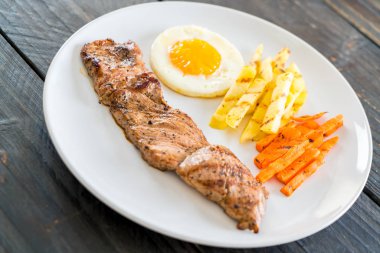 Ahşap arka plan üzerinde domuz eti biftek