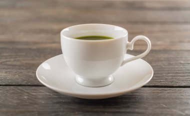 ahşap arka plan üzerinde sıcak matcha 