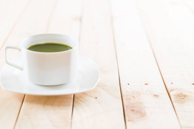ahşap arka plan üzerinde sıcak matcha 