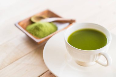 ahşap arka plan üzerinde sıcak matcha 