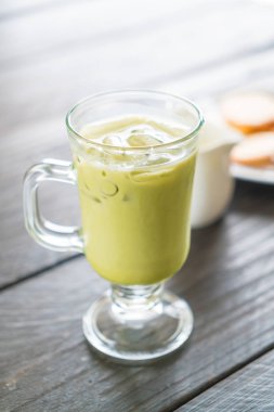 buzlu matcha latte 