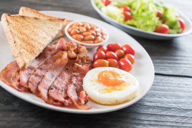 Kahvaltı ahşap masada