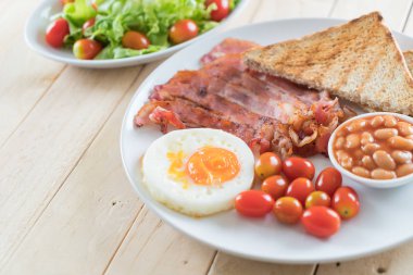Kahvaltı ahşap masada
