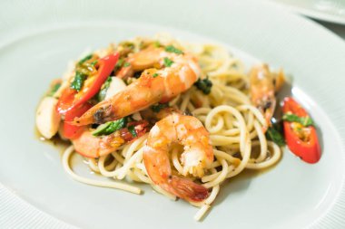 Acılı spagetti karides 