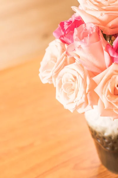 Ramo de rosas en jarrón —  Fotos de Stock