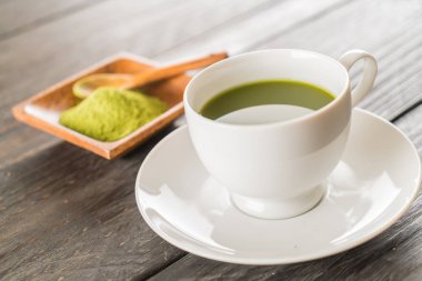 ahşap arka plan üzerinde sıcak matcha