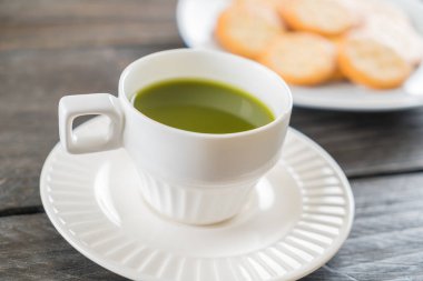 ahşap arka plan üzerinde sıcak matcha