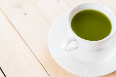 ahşap arka plan üzerinde sıcak matcha