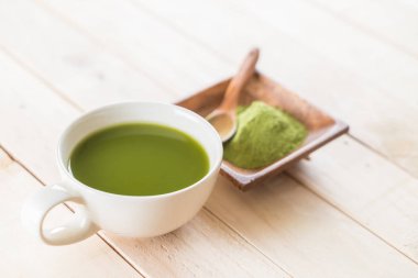 ahşap arka plan üzerinde sıcak matcha