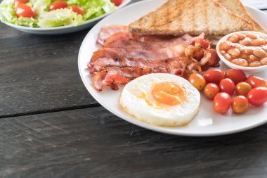 Kahvaltı ahşap masada
