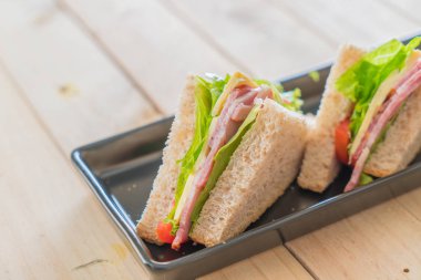 Tahta arka planda sandviç