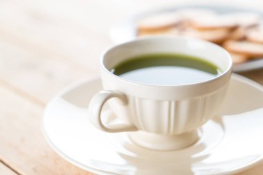 ahşap arka plan üzerinde sıcak matcha