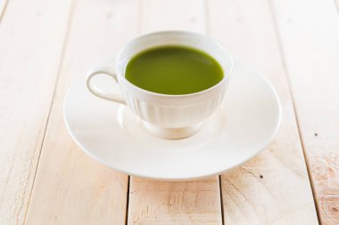 ahşap arka plan üzerinde sıcak matcha