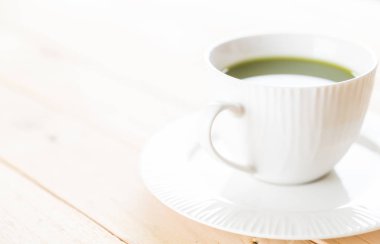 ahşap arka plan üzerinde sıcak matcha