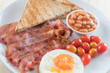 Kahvaltı ahşap masada