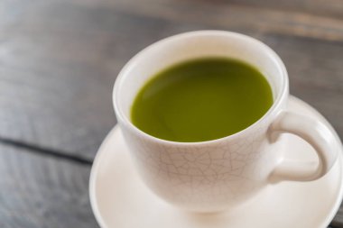 ahşap arka plan üzerinde sıcak matcha