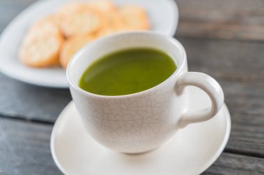 ahşap arka plan üzerinde sıcak matcha