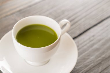 ahşap arka plan üzerinde sıcak matcha