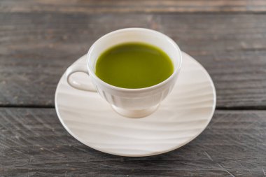 ahşap arka plan üzerinde sıcak matcha