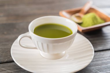 ahşap arka plan üzerinde sıcak matcha