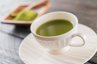 ahşap arka plan üzerinde sıcak matcha