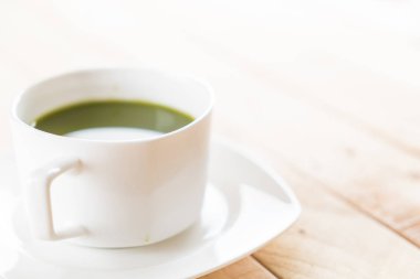 ahşap arka plan üzerinde sıcak matcha