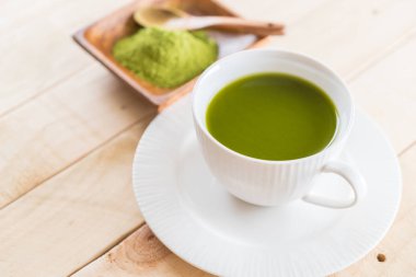 ahşap arka plan üzerinde sıcak matcha