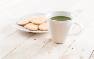 ahşap arka plan üzerinde sıcak matcha