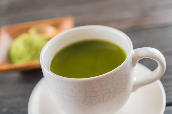 Matcha caliente sobre fondo de madera — Foto de Stock