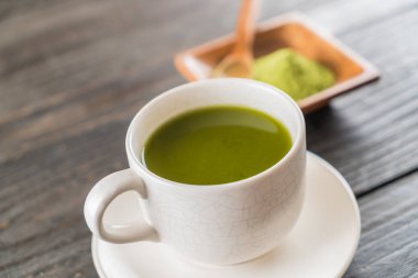 ahşap arka plan üzerinde sıcak matcha