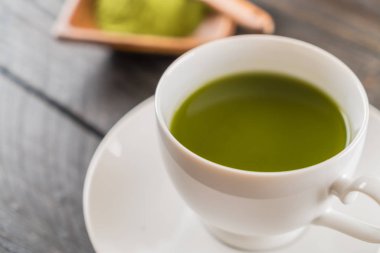 ahşap arka plan üzerinde sıcak matcha