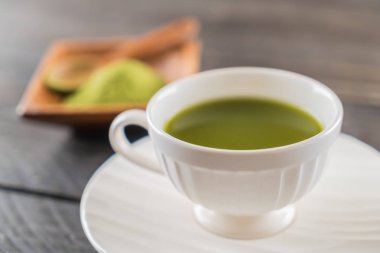 ahşap arka plan üzerinde sıcak matcha