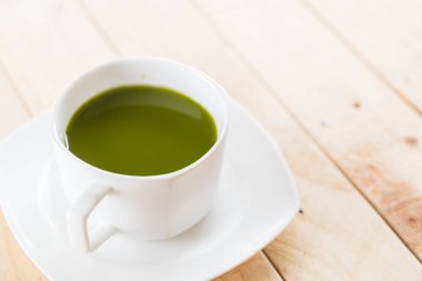 ahşap arka plan üzerinde sıcak matcha