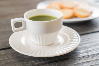 ahşap arka plan üzerinde sıcak matcha