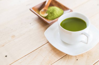 ahşap arka plan üzerinde sıcak matcha