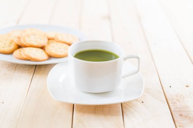 ahşap arka plan üzerinde sıcak matcha