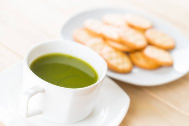 ahşap arka plan üzerinde sıcak matcha